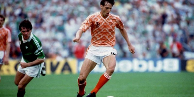 Highlight Marco van Basten – Bàn thắng trong trận chung kết Euro 1988